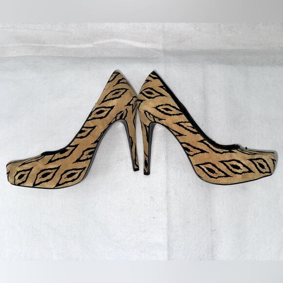 BCBGeneration Parade2 Women’s Platform Pumps size 9 suede Tribal Print black tan - Picture 9 of 10
